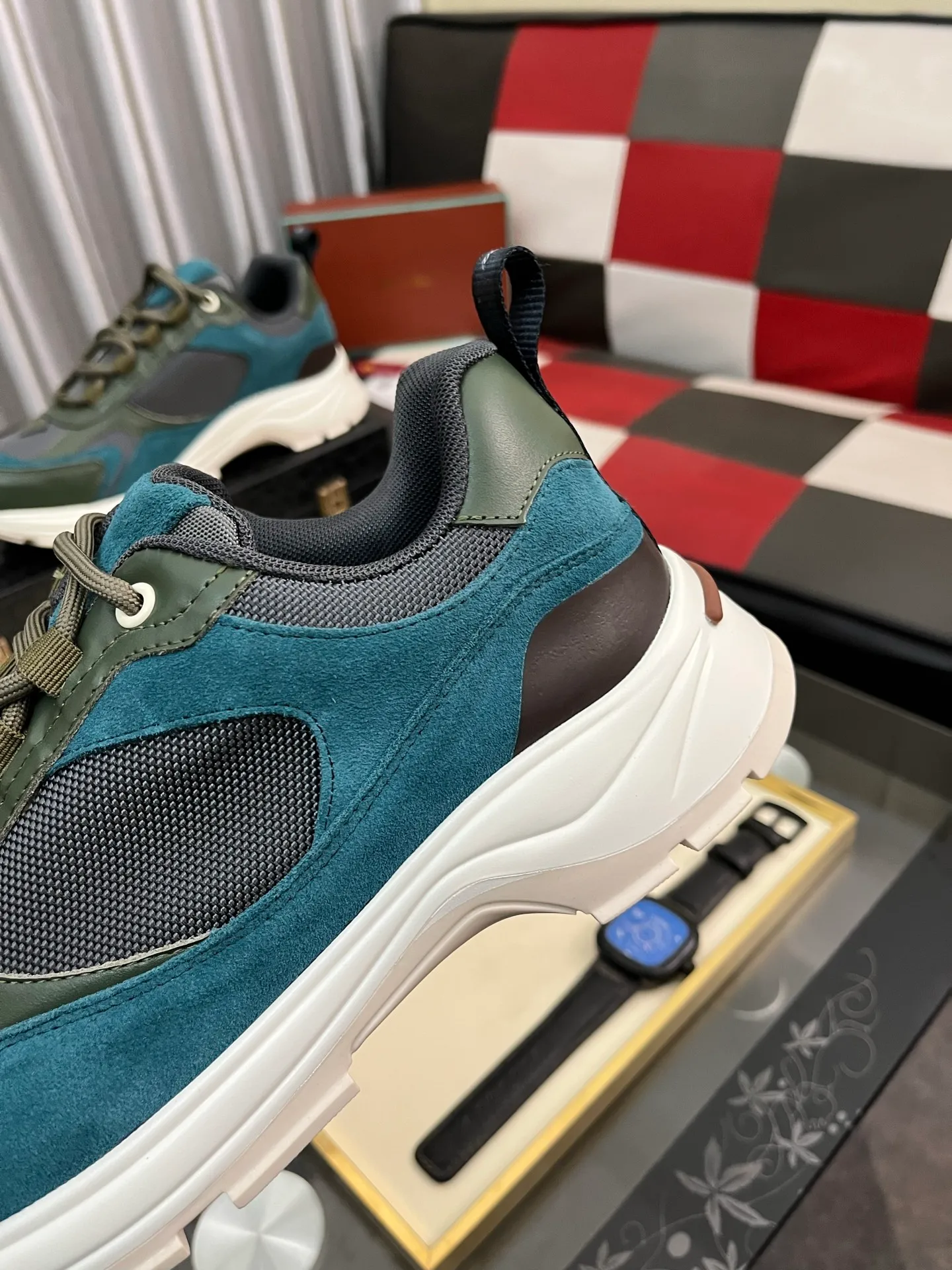 Men's shoes 💰520 ⌚️⌚️ Loro Piana's classic popular lp top version of Pili casual shoes. It turns out that these are the casual shoes that are said to be able to walk 20,000 steps without tiring your feet. This pair has both good looks and feel. You will be completely lost as soon as you step on it ~ The minimalist design is eye-catching and durable, and it is a bonus for dressing. The soft feeling on the feet has outstanding texture, and it is very nice without abrasion on the feet. The soft and waxy soles make it easy to wear for daily use for a long time. Who can resist a pair of versatile and good-looking loafers? Don't be too elegant at all, the feel and texture of the feet are good, the key is to make the legs look longer and not tire the feet, the main thing is that it is just right!        Material: Original cowhide Lining: Original sheepskin Outsole: Original sole Size: 38-44